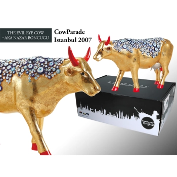 CowParade Istanbul 2007, The Evil Eye Cow - aka Nazar Boncugu, autor: Berrin Bul.