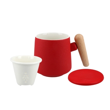 Kubek z ceramicznym sitkiem i przykrywką. czerwony.