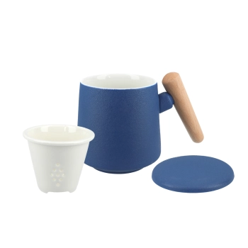 Kubek z ceramicznym sitkiem i przykrywką. granatowy.
