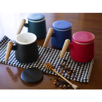 Kubek z ceramicznym sitkiem i przykrywką. zielony.