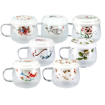 Kubek szklany z ceramicznym zaparzaczem i przykrywką.