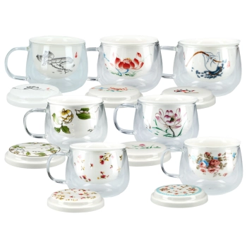 Kubek szklany z ceramicznym zaparzaczem i przykrywką.