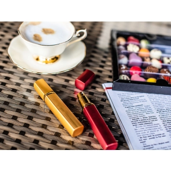 Atomizer - pojemnik karbowany na perfumy/wodę/odświeżacz twarzy/płyn antybakteryjny - czerwony